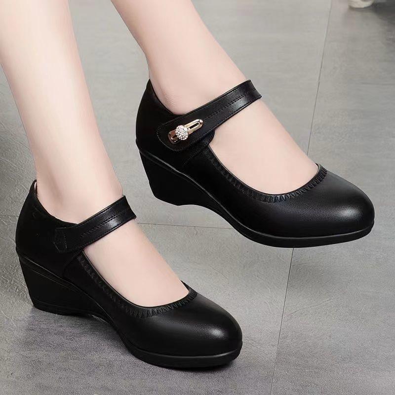 👡【35-41】2025 nuevos zapatos de mujer de piel suave con tacón de cuña antideslizante y suela blanda