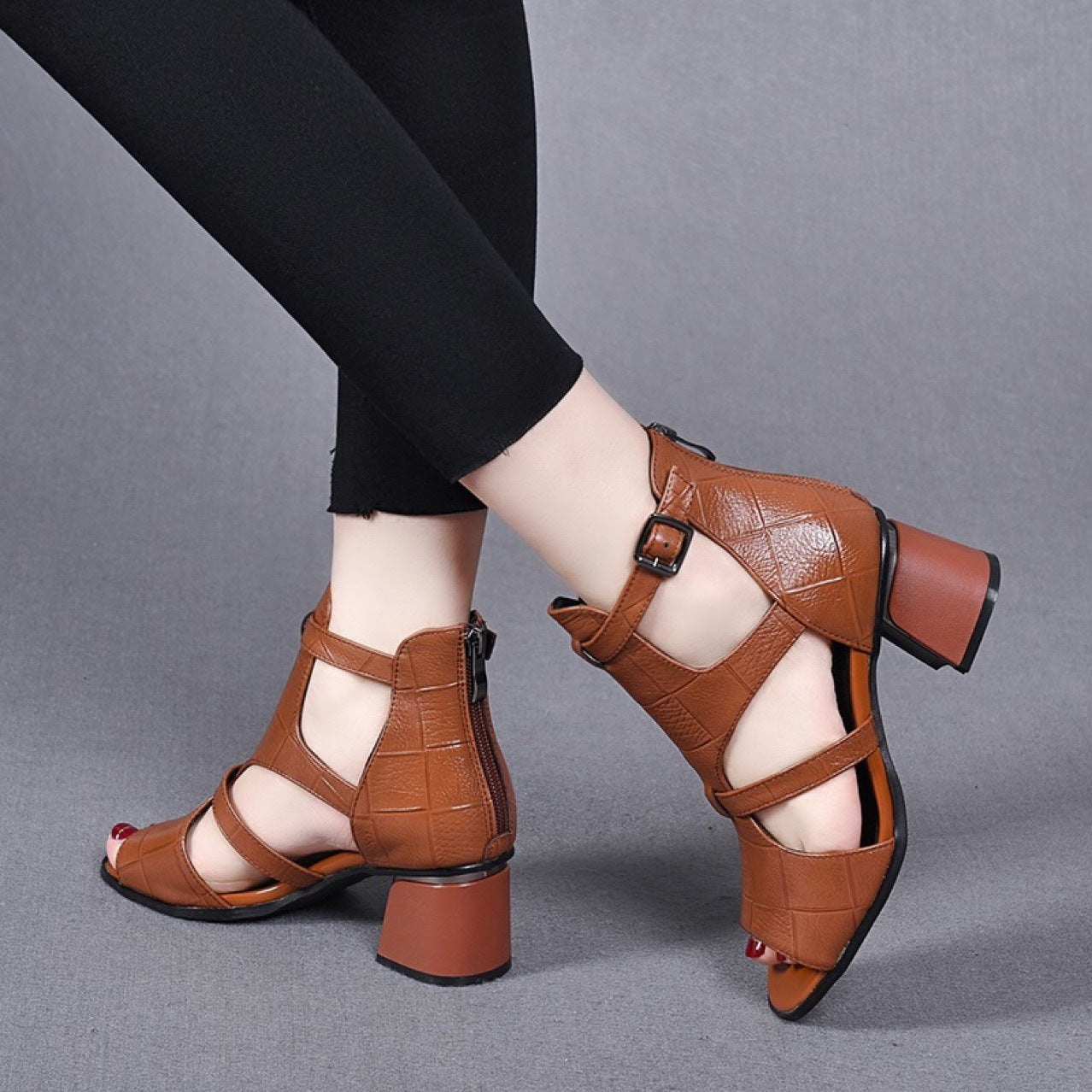 Nuevas sandalias romanas de cuero suave con puntera abierta, tacón medio grueso y diseño calado, modernas y cómodas.