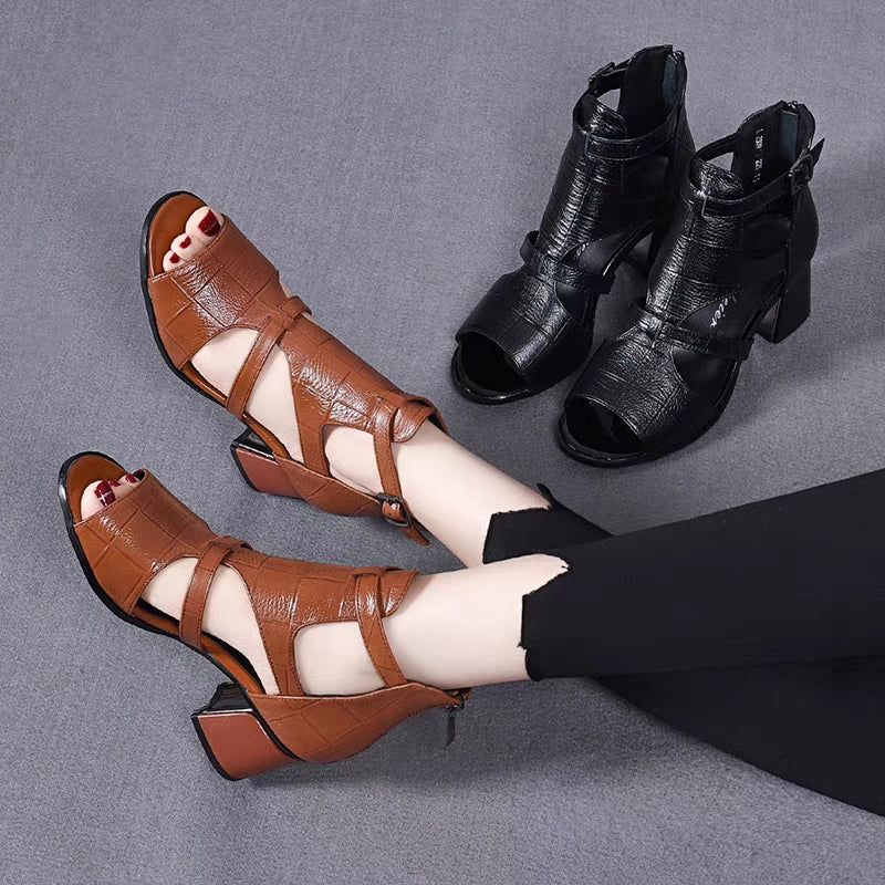 Nuevas sandalias romanas de cuero suave con puntera abierta, tacón medio grueso y diseño calado, modernas y cómodas.