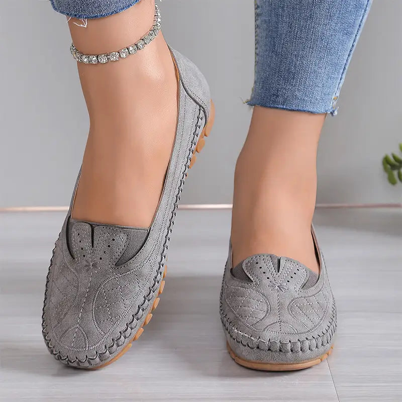 ☁【Suaves y cómodas, no querrás quitártelas】Zapatillas casuales con estilo, bordadas y con una suela ultrasuave.