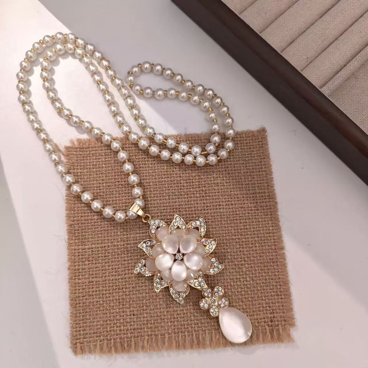 🌷🌈【Най-продавани🔥】【Купете едно, вземете едно безплатно】⛄🌷Аксесоари за есенни/зимни пуловери - елегантно колие с кристално въже