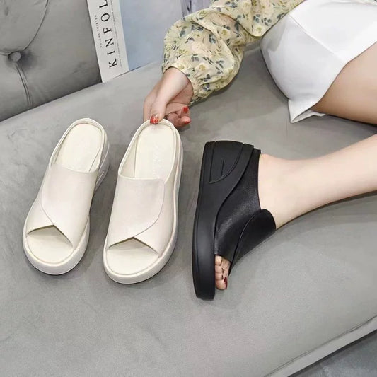 🔥🌈【Ograniczona ilość】2025 Wiosna nowe modne kapcie na koturnie z miękką podeszwą --- obcas 5,5 cm