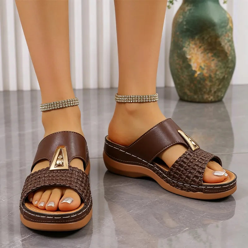 🔥🎉【Tallas 36-43】Zapatillas de verano elegantes para mujer: diseño de punta abierta, adornos metálicos