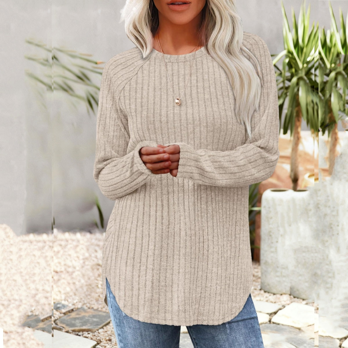 Klasyczny sweter dzianinowy na jesień i zimę – miękki, ciepły i kobiecy.