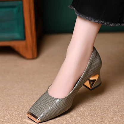 🔥【50% zniżki】🔥【35-42】🥿Nowe francuskie buty z grubymi obcasami i fakturą, płytkie otwarcie. Kwadratowy nosek, gruby obcas, modny styl