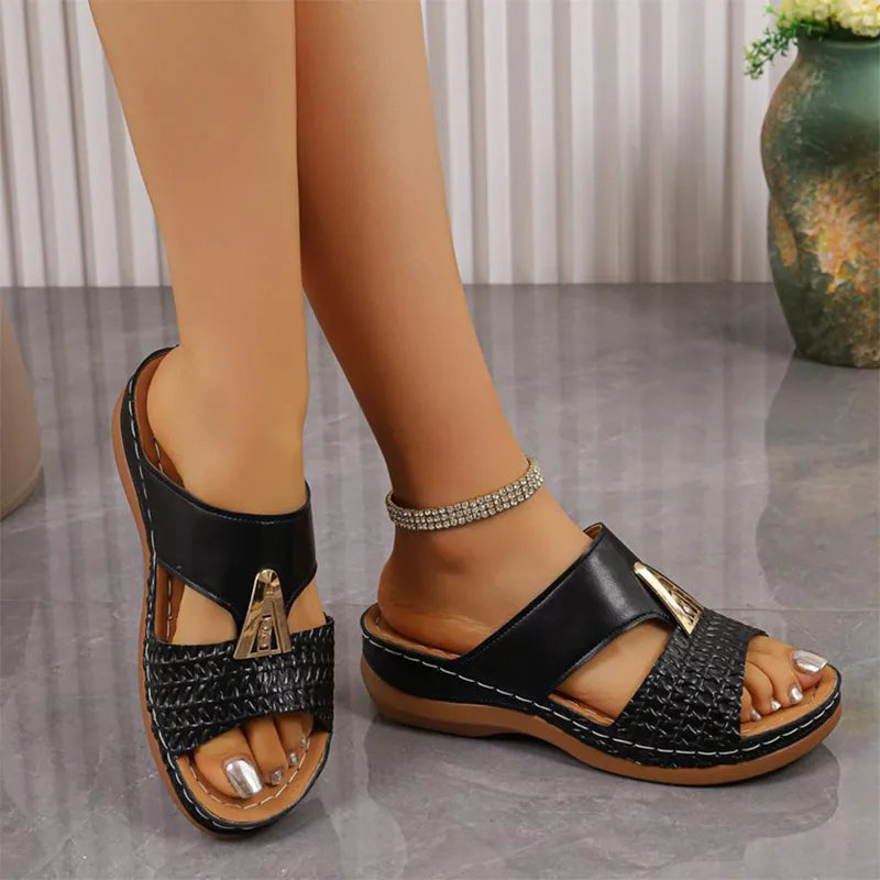 🔥🎉【Tallas 36-43】Zapatillas de verano elegantes para mujer: diseño de punta abierta, adornos metálicos