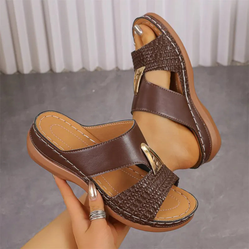 🔥🎉【Tallas 36-43】Zapatillas de verano elegantes para mujer: diseño de punta abierta, adornos metálicos