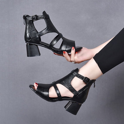Nuevas sandalias romanas de cuero suave con puntera abierta, tacón medio grueso y diseño calado, modernas y cómodas.