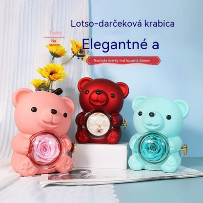 ✨Rozkošný plyšový medvídek s konzervovanými růžemi - Medvídek ozdobený pravými růžemi, zabalený v nádherné dárkové krabičce - romantický dárek.