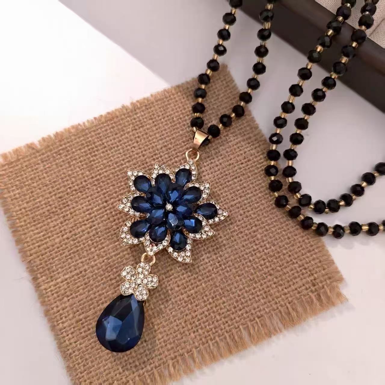 🌷🌈【Най-продавани🔥】【Купете едно, вземете едно безплатно】⛄🌷Аксесоари за есенни/зимни пуловери - елегантно колие с кристално въже