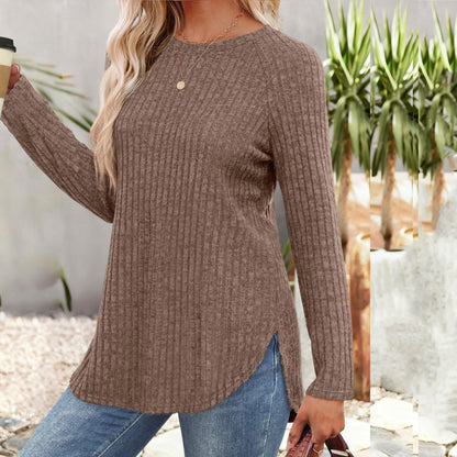 Klasyczny sweter dzianinowy na jesień i zimę – miękki, ciepły i kobiecy.