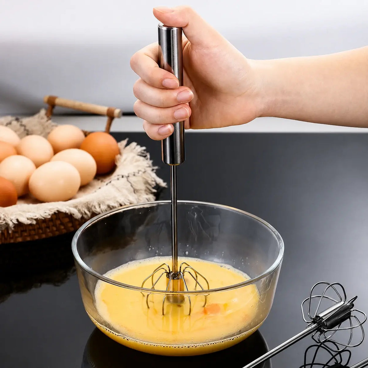 🥚 Kúp 1, druhú získaš ZADARMO! Poloautomatická metlička z nehrdzavejúcej ocele s mechanizmom fungujúcim na princípe stlačenia a rotácie